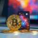 Pièce de cryptomonnaie dorée et carte digitale sur bureau lumineux